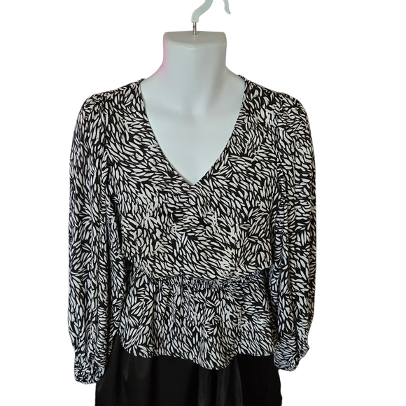 Vince Camuto Black and White Leaf Print Blouse - Picture 2 of 9